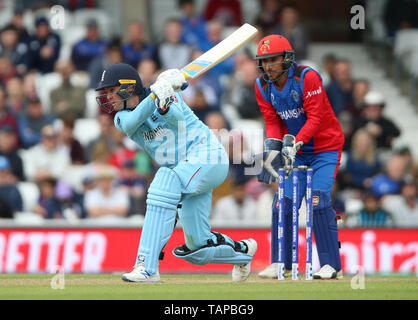 England's Jason Roy und Afghanistans Rahmat Shah während der ICC Cricket World Cup Warm up am Oval, London. Stockfoto