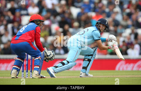 England's Joe Root und Afghanistans Rahmat Shah während der ICC Cricket World Cup Warm up am Oval, London. Stockfoto