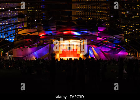 Jay Pritzker Pavilion ist innerhalb von Millenium Park in der Innenstadt von Chicago entfernt. Die Lage ist für die Öffentlichkeit zugänglich und verfügt über Theater und Musical. Stockfoto