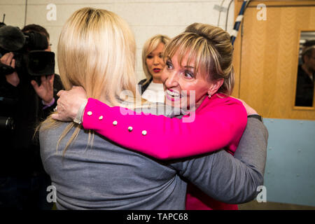 Sinn Fein Kandidat Martina Anderson (rechts) ist umfaßt durch ein Unterstützer, als sie an den Wahlen zum Europäischen Parlament, in der die in meadowbank Stadion in Magherafelt, Nordirland ankommt, wie die Zählung hat im Rennen um die drei von Nordirland Sitze im Europäischen Parlament begonnen. Stockfoto