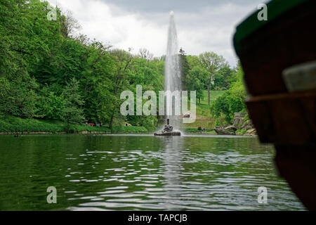 Alten hölzernen Boot Stern auf dem Fluss und Brunnen hinter sich. Stockfoto