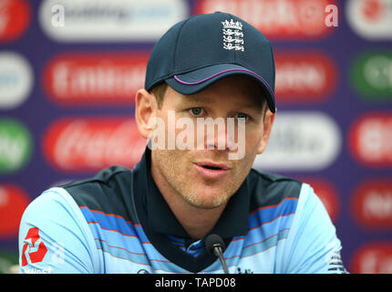 Englands Kapitän Eoin Morgan spricht mit den Medien nach dem ICC Cricket World Cup Warm up am Oval, London. Stockfoto