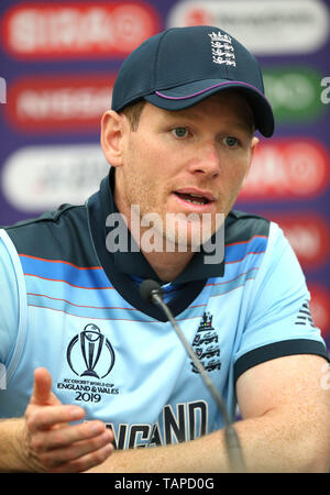 Englands Kapitän Eoin Morgan spricht mit den Medien nach dem ICC Cricket World Cup Warm up am Oval, London. Stockfoto