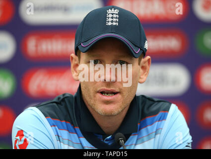 Englands Kapitän Eoin Morgan spricht mit den Medien nach dem ICC Cricket World Cup Warm up am Oval, London. Stockfoto