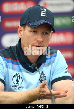 Englands Kapitän Eoin Morgan spricht nach dem ICC-Cricket-WM-Warm-Up-Spiel im Londoner Oval mit den Medien. Stockfoto