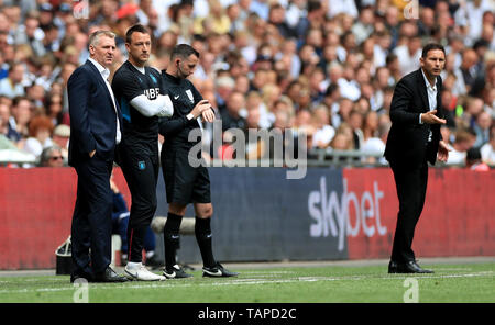 Aston Villa manager Dean Smith (links), Assistant Coach John Terry (Zweite links) und Derby County Manager Frank Lampard (rechts) Während der Himmel Wette WM-Play-off-Finale im Wembley Stadion, London. Stockfoto
