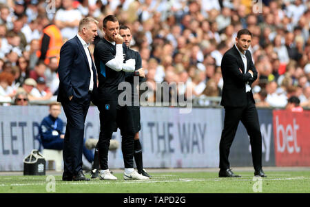 Aston Villa manager Dean Smith (links), Assistant Coach John Terry (Zweite links) und Derby County Manager Frank Lampard (rechts) Während der Himmel Wette WM-Play-off-Finale im Wembley Stadion, London. Stockfoto