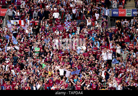 Aston Villa Fans auf den Tribünen feiern wie Aston Villa Anwar El Ghazi (nicht im Bild) Kerben erstes Ziel ihrer Seite des Spiels während der Himmel Wette WM-Play-off-Finale im Wembley Stadion, London. Stockfoto