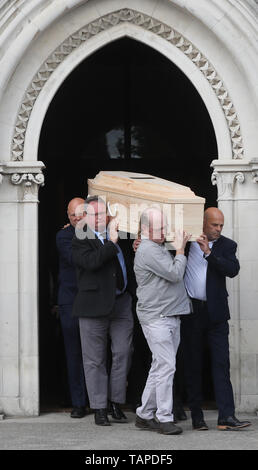 Familie Mitglieder tragen den Sarg von Holocaust Überlebenden Jan Kaminski während einer Zeremonie sein Leben feiern an der viktorianischen Kapelle, Mount Jerome, im Harold's Cross, Dublin. Stockfoto