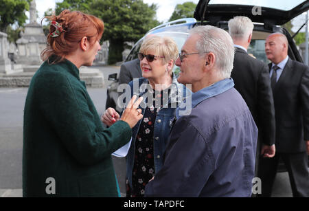 Jan Kaminski's Tochter Jadzia (links), Chats mit anderen Holocaust Survivor Tomi Reichental und sein Partner Joyce Weinrib, bevor eine Zeremonie feiern Jan's Leben in der viktorianischen Kapelle, Mount Jerome, im Harold's Cross, Dublin. Stockfoto