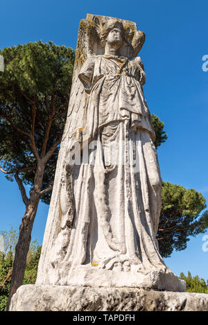 Antike römische Statue des geflügelten Minerva Sieg in Ostia Antica, Römische Kolonie im 7. Jahrhundert v. Chr. gegründet. Rom, UNESCO-Weltkulturerbe, Italien. Stockfoto