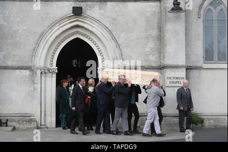 Familie Mitglieder tragen den Sarg von Holocaust Überlebenden Jan Kaminski während einer Zeremonie sein Leben feiern an der viktorianischen Kapelle, Mount Jerome, im Harold's Cross, Dublin. Stockfoto