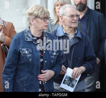 Tomi Reichental und sein Partner Joyce Weinrib ein Festakt zum Leben des Holocaust Survivor Jan Kaminski verlassen, an der viktorianischen Kapelle, Mount Jerome, im Harold's Cross, Dublin. Stockfoto