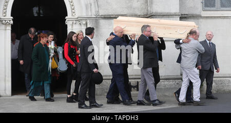 Familie Mitglieder tragen den Sarg von Holocaust Überlebenden Jan Kaminski während einer Zeremonie sein Leben feiern an der viktorianischen Kapelle, Mount Jerome, im Harold's Cross, Dublin. Stockfoto