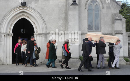 Familie Mitglieder tragen den Sarg von Holocaust Überlebenden Jan Kaminski während einer Zeremonie sein Leben feiern an der viktorianischen Kapelle, Mount Jerome, im Harold's Cross, Dublin. Stockfoto