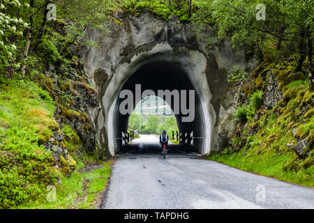 Nasses wetter Radfahren in Norwegen Stockfoto