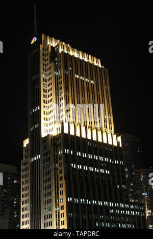 NBC Tower, ein Wolkenkratzer in der Nacht in Streeterville, Downtown, Chicago, Illinois, USA Stockfoto