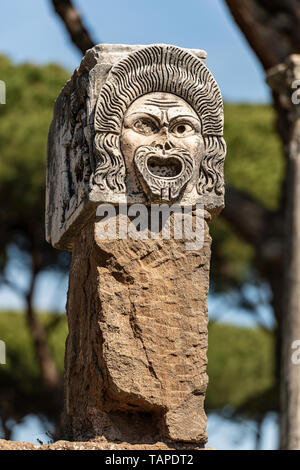 Theater Maske aus der Dekoration der Amphitheater in Ostia Antica, Römische Kolonie im 7. Jahrhundert v. Chr. gegründet. Rom, UNESCO-Weltkulturerbe, Italien Stockfoto