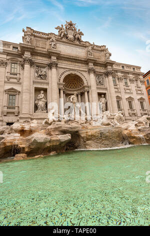 Fontana di Trevi in Rom, einer der berühmtesten Brunnen der Welt (1732-1762), und der Palazzo Poli. UNESCO-Weltkulturerbe, Latium, Italien, Europa. Stockfoto
