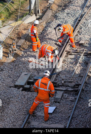 Hatte Network Rail Auftragnehmer und ein Supervisor clearing Überschüssigen Ballast aus um Punkte nach der Ballast ersetzt worden. Stockfoto