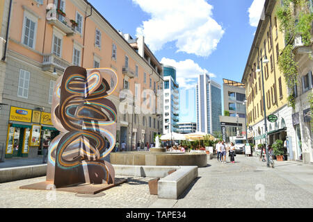 Mailand/Italien - 15. Juli 2016: Brunnen, abstrakte Skulptur und Restaurants des Corso Como in Mailand an einem sonnigen Sommertag. Stockfoto