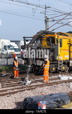 Railcare Railvac Aufsaugen Ballast um pointwork auf der West Coast Main Line nördlich von Carnforth während eines ganzen Wochenendes engineering Schließung Stockfoto