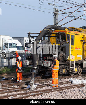 Railcare Railvac Aufsaugen Ballast um pointwork auf der West Coast Main Line nördlich von Carnforth während eines ganzen Wochenendes engineering Schließung Stockfoto