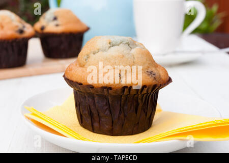 Blueberry Muffins und Tee am Nachmittag im Garten Stockfoto