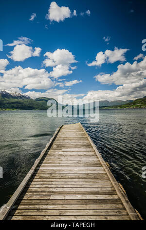 Hölzerne Seebrücke auf Gloppen Fjord, Norwegen Stockfoto