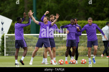 Tottenham Hotspur ist Victor Wanyama (links) und Jan Vertonghen während des Trainings am Trainingsgelände in Enfield, London. Stockfoto