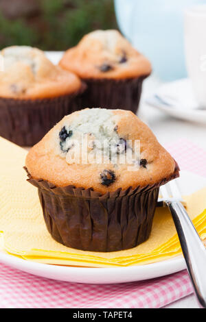 Blueberry Muffins mit Tee am Nachmittag im Garten Stockfoto