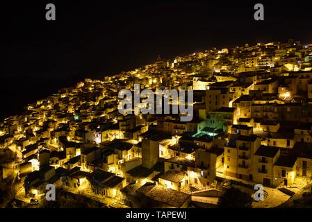 Nachtansicht von Prizzi, einer kleinen Stadt in der Provinz Palermo, Sizilien Stockfoto