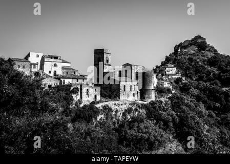 Schwarz-Weiß-Bild von Savoca - eine kleine historische Stadt, die für die Filmszenen des Pate bekannt ist, in der italienischen Region Messina, Sizilien Stockfoto