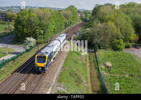 Ein brandneues Northern Rail CAF Klasse 195 Diesel Zug auf der West Coast Main Line mit einem Fahrer training Stockfoto