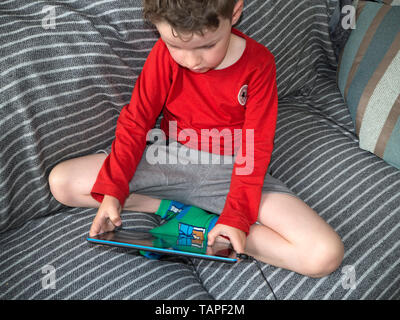 Junge spielt auf Tablet Stockfoto