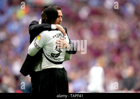 Derby County Manager Frank Lampard (links) umarmt einen niedergeschlagenen Fikayo Tomori am Ende der Himmel Wette WM-Play-off-Finale im Wembley Stadion, London. Stockfoto