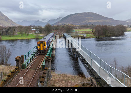 Scotrail Klasse 156 Sprinter Bahnübergang Lochy Viadukt, Fort William, Fluss Lochy mit einem Glasgow Queen Street nach Mallaig Zug Stockfoto