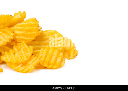 Gelbe Kartoffelchips isoliert auf weißem Stockfoto