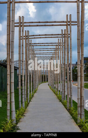 Ein Weg mit Bambus Tore in Phu Quoc, Vietnam Stockfoto