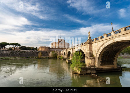 Rom - Castel Sant'Angelo oder Mausoleo di Adriano mit der Alten Brücke und Fluss Tiber. UNESCO-Weltkulturerbe. Latium, Italien, Europa Stockfoto