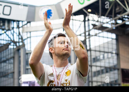 Dänemark, Kopenhagen, 25. Mai 2019. FC Kopenhagen gewinnen die dänische Superliga 2018-2019 Home von Telia Parken. Hier FC Kopenhagen William Kvist dankt den Fans. (Foto: Gonzales Foto - Dejan Obretkovic). Stockfoto