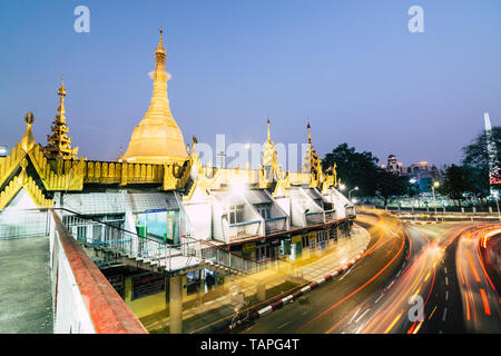 Yangon, Myanmar - März 2019: Panoramablick auf Sule Pagode in der Nacht. Stockfoto