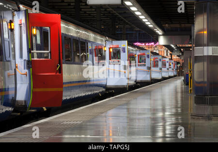 Öffnen knall Türen der Marke 3 Kutschen auf dem East Midlands Trains Intercity 125 Zug von London St Pancras Station Stockfoto