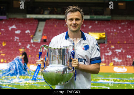 Dänemark, Kopenhagen, 25. Mai 2019. FC Kopenhagen gewinnen die dänische Superliga 2018-2019 Home von Telia Parken. Hier FC Kopenhagen William Kvist ist mit der Trophäe gesehen. (Foto: Gonzales Foto - Dejan Obretkovic). Stockfoto