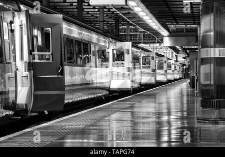 Öffnen knall Türen der Marke 3 Kutschen auf dem East Midlands Trains Intercity 125 Zug von London St Pancras Station Stockfoto