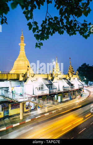 Yangon, Myanmar - März 2019: Panoramablick auf Sule Pagode in der Nacht. Stockfoto