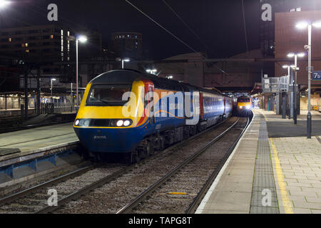 East Midlands Trains Hochgeschwindigkeitszug (ICE 125) an der Leeds Station auf eine dunkle Nacht warten leere zum Depot zu laufen. Stockfoto