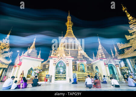 Yangon, Myanmar - März 2019: die Menschen beten an der Sule Pagode am Abend. Stockfoto