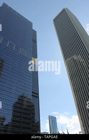 Die Blue Cross Blue Shield Gebäude und Aon Center auf Randolph gegenüber von Maggie Daley Park in Downtown Chicago, Illinois, USA Stockfoto
