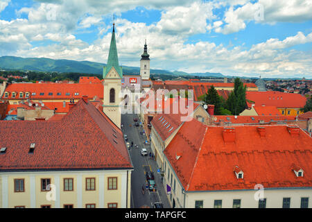 Erstaunlich bunte Dächer und Skyline mit St. Mark's Church von Zagreb Altstadt, Kroatien. Stockfoto